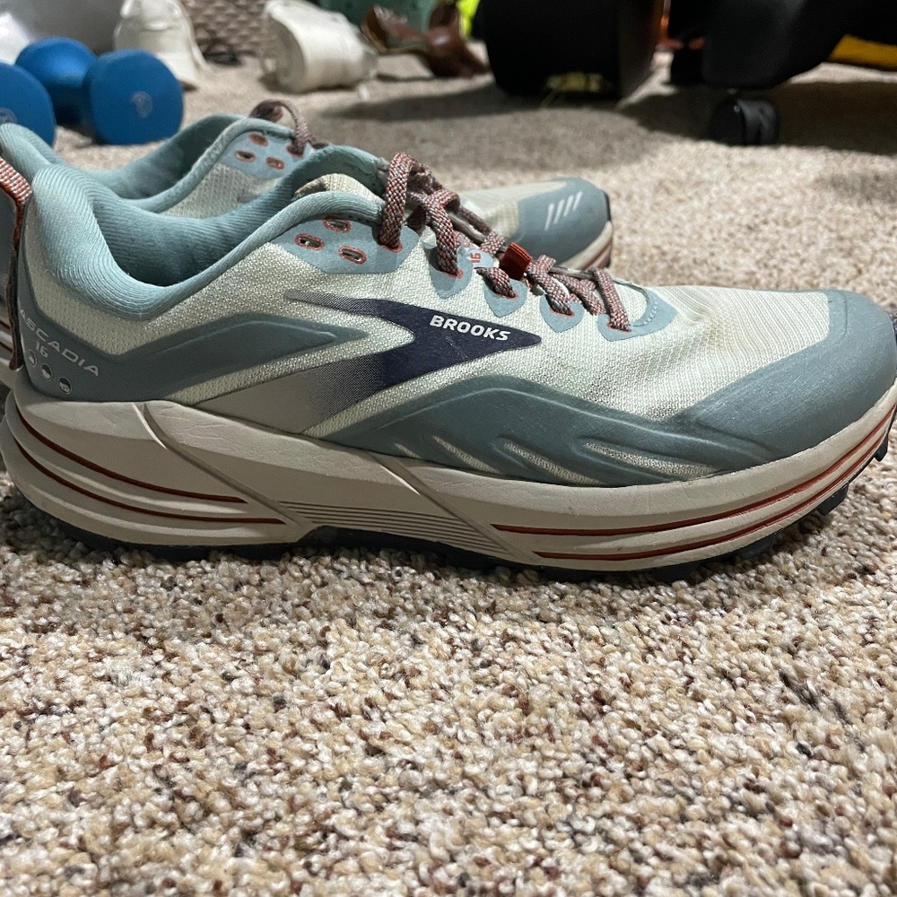 Athletic shoes
